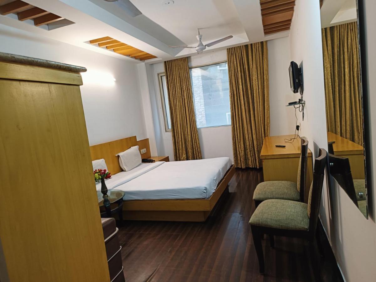 Hotel Tjs Grand Delhi  Luaran gambar